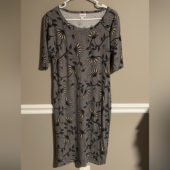 Daisy Print T Shirt Dress. - Picture 3 of 6